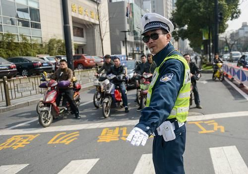 交通信号灯和交通警察（交通信号灯与警察指挥不一致）-图3